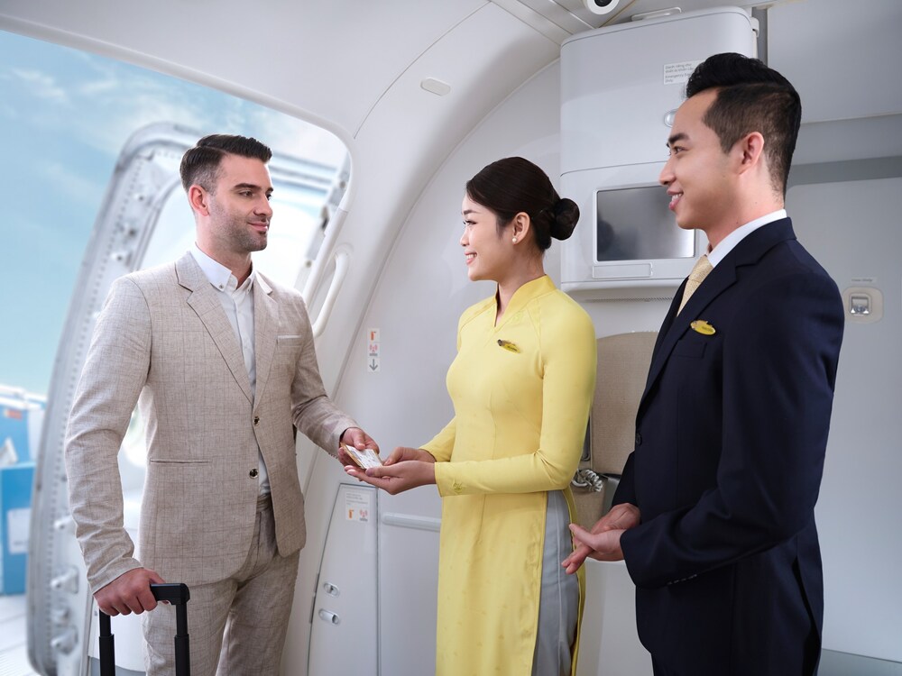Khi có thông báo di chuyển lên máy bay, Quý khách xuất trình vé cho nhân viên để được hỗ trợ (Nguồn: Vietnam Airlines)